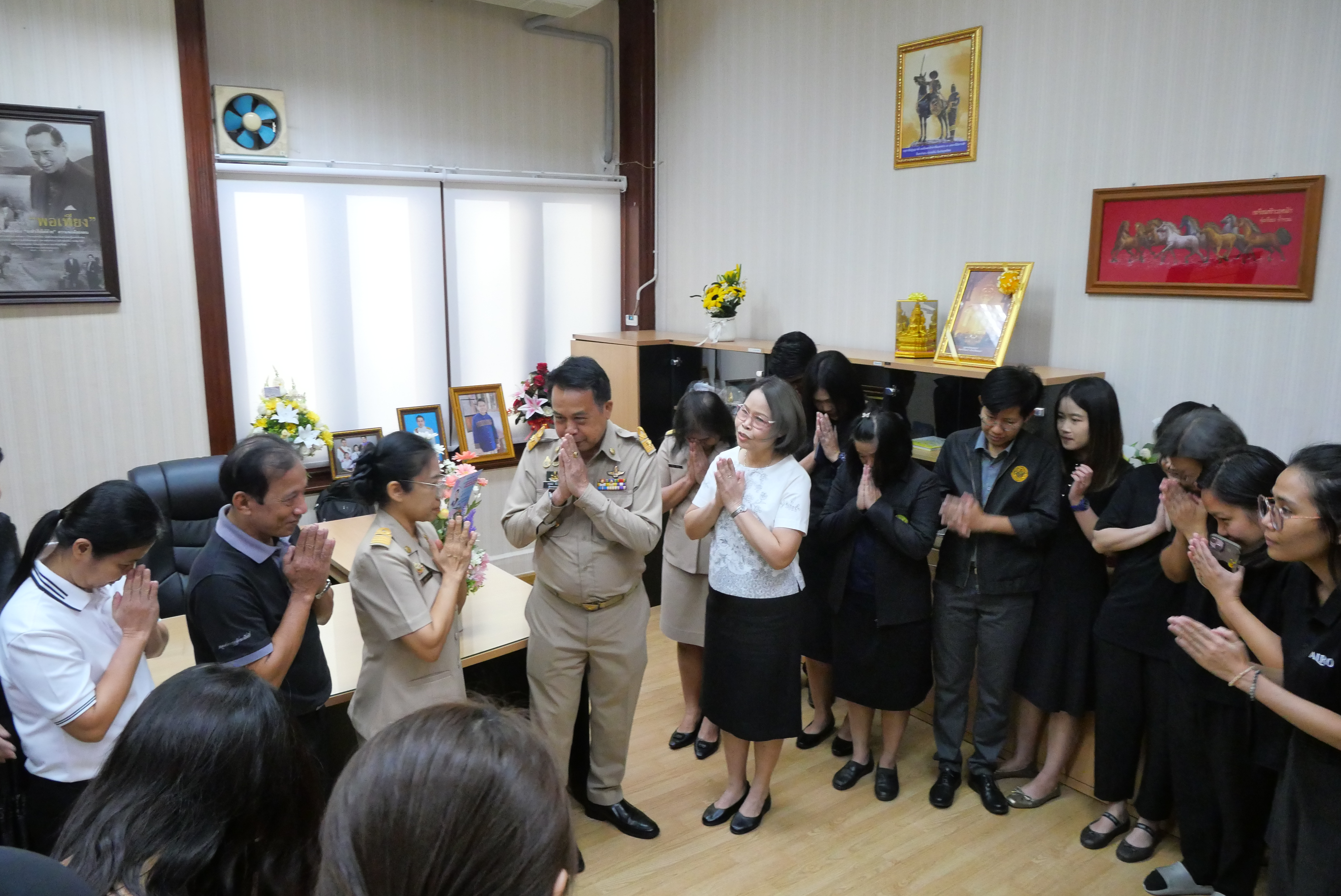 title - คณะผู้ตรวจราชการกรม ผู้อำนวยการสำนัก/กอง/ศูนย์/กลุ่ม ข้าราชการและเจ้าหน้าที่ ร่วมแสดงความยินดีแด่ รองเลขาธิการ ส.ป.ก. เนื่องในโอกาสเข้ารับตำแหน่งใหม่ 